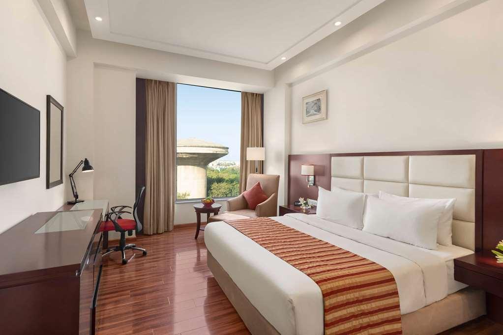 Ramada By Wyndham New Delhi Pitampura Hotel Room photo