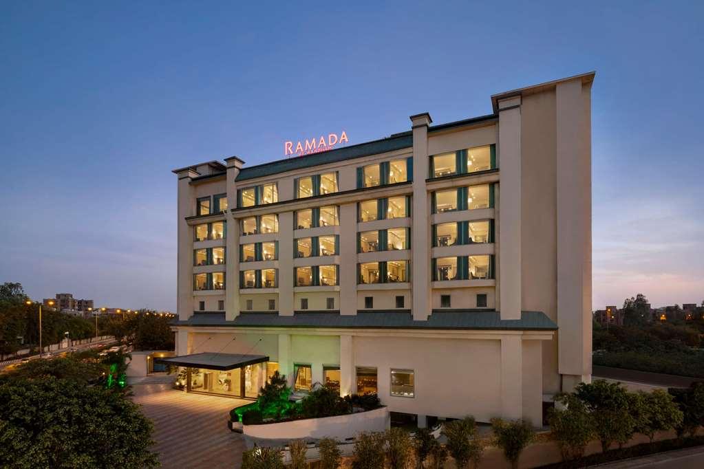 Ramada By Wyndham New Delhi Pitampura Hotel Exterior photo