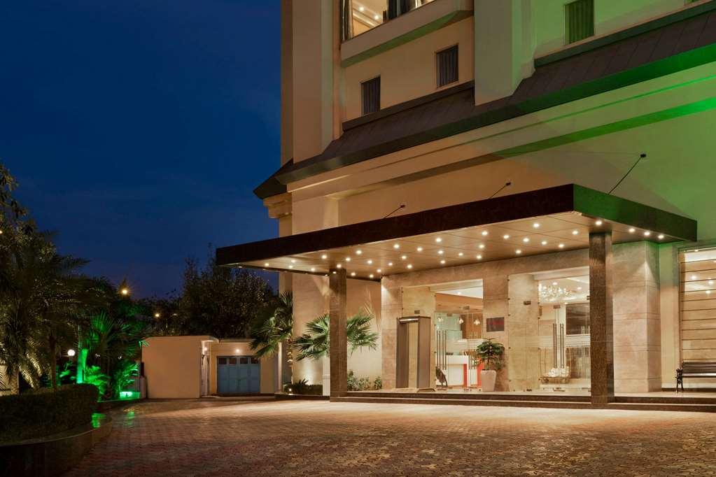 Ramada By Wyndham New Delhi Pitampura Hotel Exterior photo