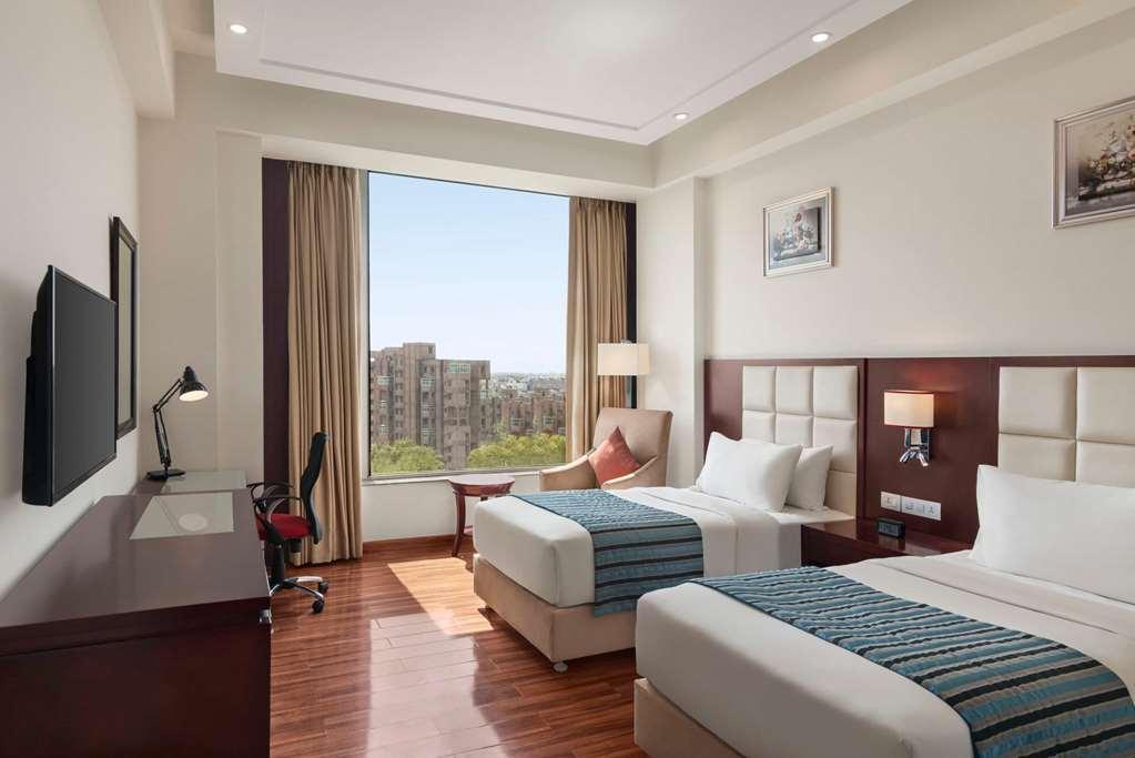 Ramada By Wyndham New Delhi Pitampura Hotel Room photo