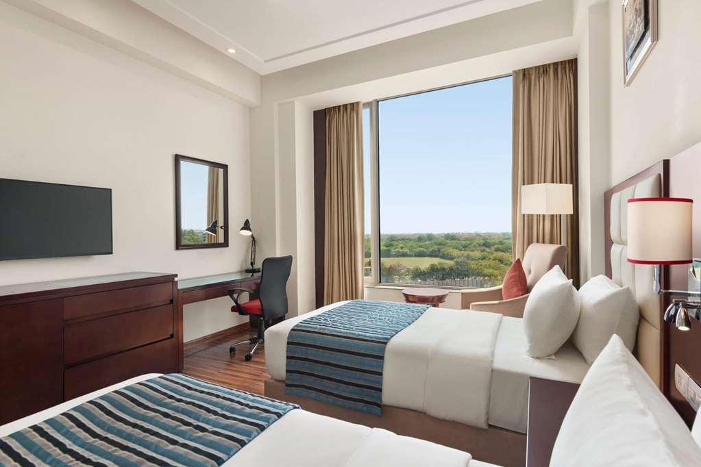 Ramada By Wyndham New Delhi Pitampura Hotel Room photo