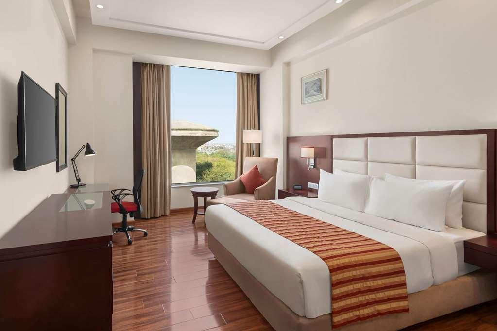 Ramada By Wyndham New Delhi Pitampura Hotel Room photo