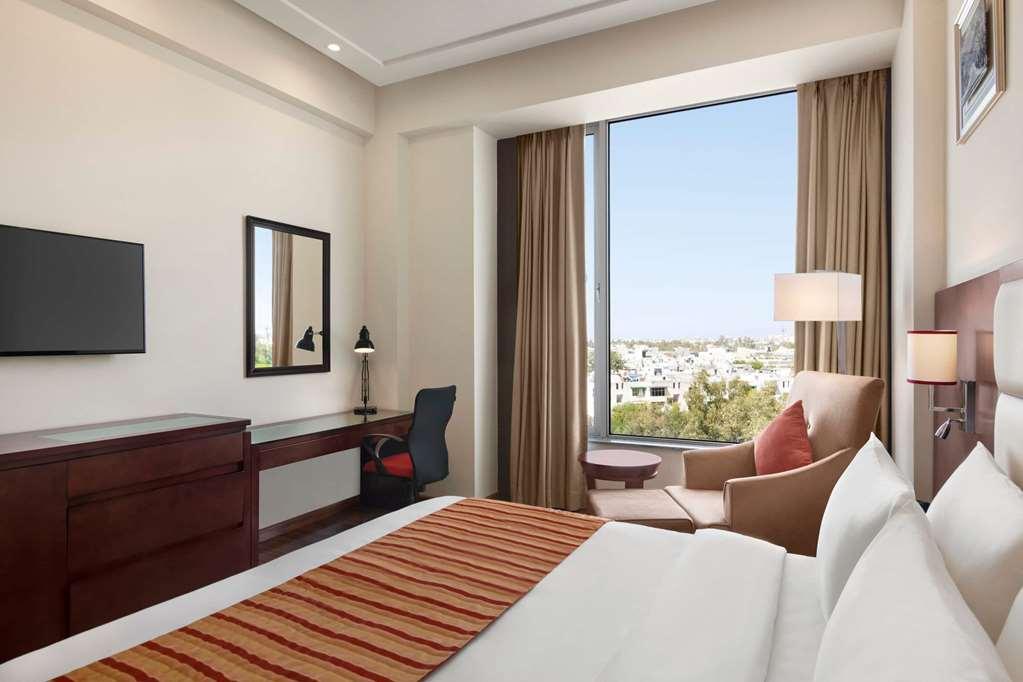 Ramada By Wyndham New Delhi Pitampura Hotel Room photo