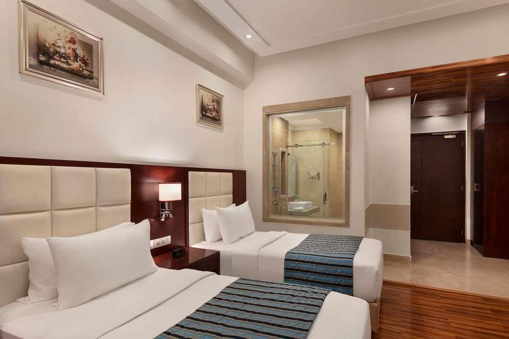 Ramada By Wyndham New Delhi Pitampura Hotel Room photo